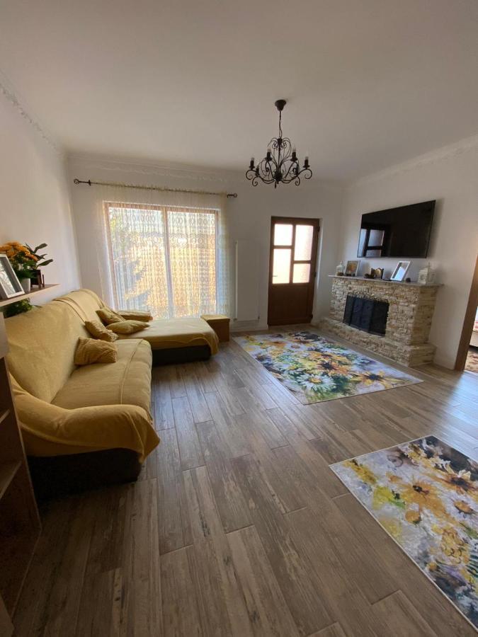 B House بوستين المظهر الخارجي الصورة