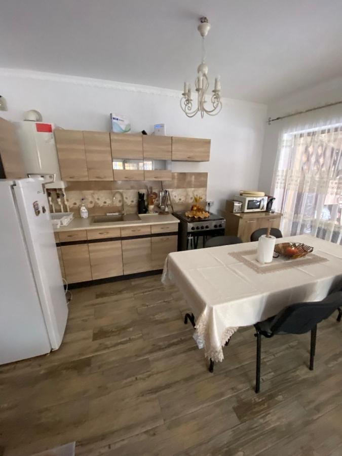 B House بوستين المظهر الخارجي الصورة