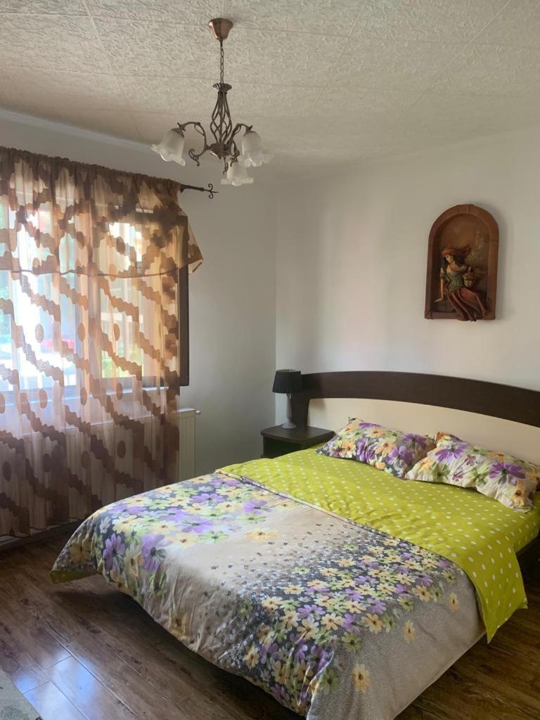 B House بوستين المظهر الخارجي الصورة