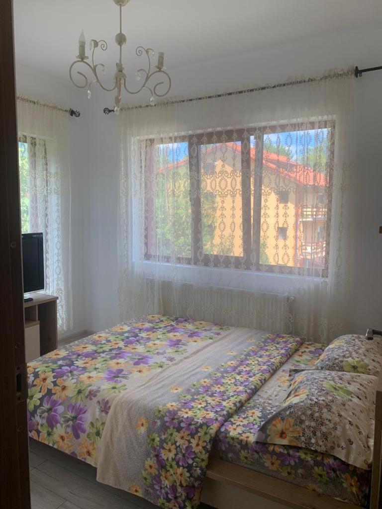 B House بوستين المظهر الخارجي الصورة