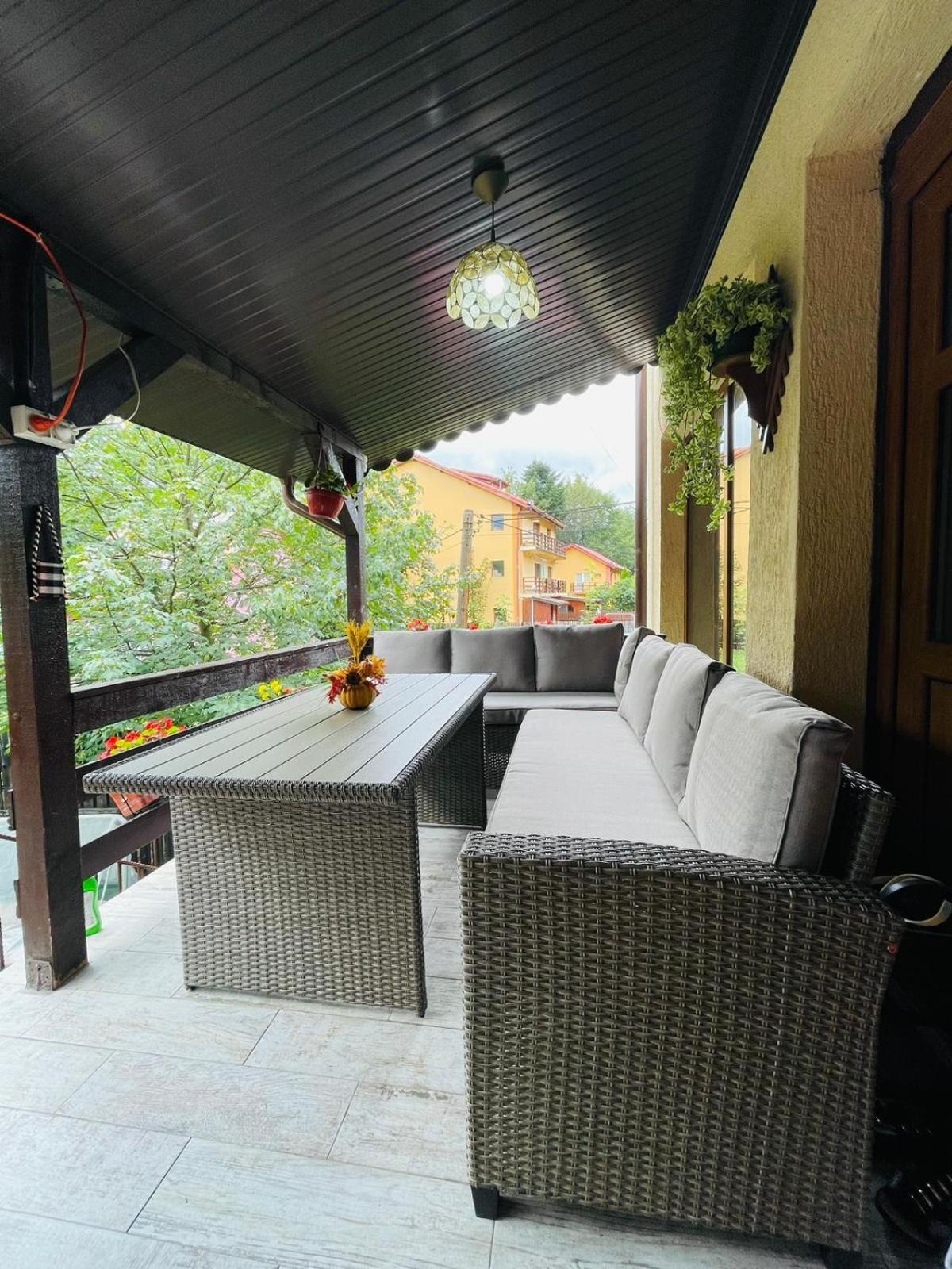 B House بوستين المظهر الخارجي الصورة